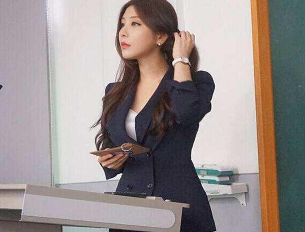 我 丝袜 教师妈妈淑敏,优雅与智慧的完美融合