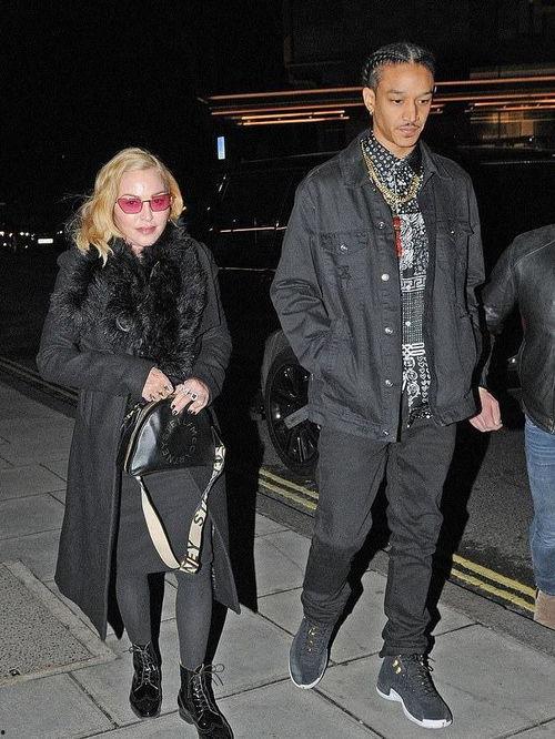 麦当娜老公是黑人,跨国婚姻的浪漫传奇